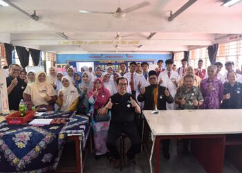 PENULIS (tengah) bersama warga Sekolah Menengah Kebangsaan Sungai Pusu, Gombak, Selangor sempena pelancaran Karnival STEM, baru-baru ini. – IHSAN UIAM