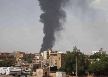 KEPULAN asap dapat dilihat di lokasi serangan di Khartoum, Sudan. - AGENSI