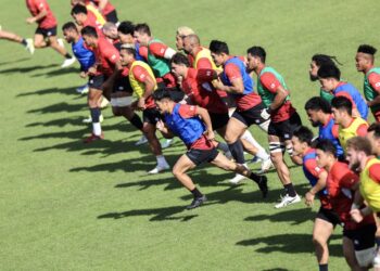 PEMAIN Jepun menjalani latihan di Stadium Ernest-Wallon, Toulouse semalam dalam persiapan menghadapi Samoa. - AFP