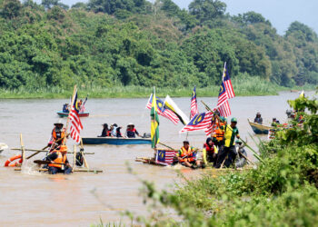 PARA peserta acara berakit di Sungai Perak sempena sambutan Hari Malaysia di Kuala Kangsar, semalam. - UTUSAN/ZULFACHRI ZULKIFLI