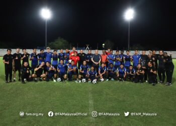 Abd Rauf Ahmad (tengah) berdiri bersebelahan Presiden FAM, Datuk Hamidin Mohd Amin bergambar bersama pasukan B-23 negara.-IHSAN FAM