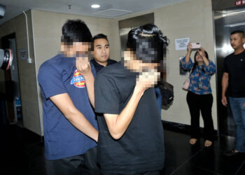 DUA remaja lelaki yang dihadapkan di Mahkamah Majistret Ipoh hari ini atas pertuduhan merogol rakan perempuan berusia 14 tahun minggu lalu. - UTUSAN/MUHAMAD NAZREEN SYAH MUSTHAFA