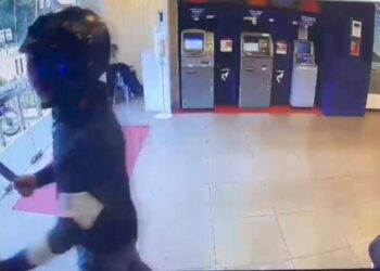 TANGKAP layar rakaman CCTV seorang lelaki mengacukan pisau ketika menyamun pelanggan sebuah bank di Ipoh Mei lalu. - UTUSAN