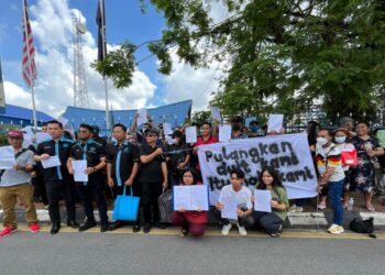 ANTARA mangsa-mangsa terpedaya Skim Pelaburan dan Pakej Pembinaan Hartanah hadir bersama di IPK Kuching, Sarawak.