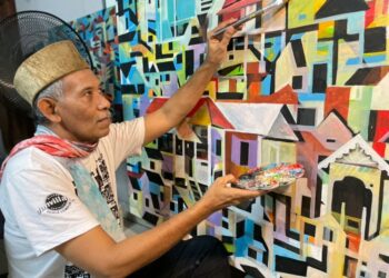 Pelukis, Anuar Dan sedang menyiapkan catan akrilik di studionya di Shah Alam, Selangor.