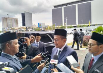 AHMAD Samsuri Mokhtar ditemui wartawan selepas mengiringi Sultan Mizan Zainal Abidin pada Perasmian Menara MBKT di Kuala Terengganu, hari ini. - UTUSAN/KAMALIZA KAMARUDDIN