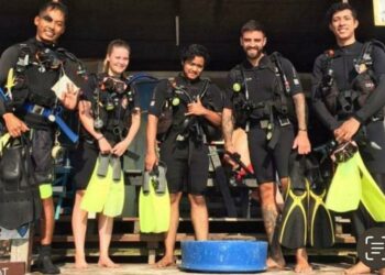 SEBAHAGIAN peserta yang melakukan persediaan awal untuk menyertai misi menyelam pada program PADI ‘Dive Against Debris' di Pulau Perhentian Kecil, Besut, Terengganu.