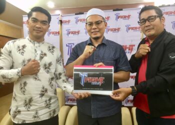 HISHAMUDDIN Abdul Karim (tengah) bergambar selepas sidang akhbar prapelancaran T-Fight Festival 2023 di Wisma Darul Iman, Kuala Terengganu, hari ini. - UTUSAN/TENGKU DANISH BAHRI TENGKU YUSOFF