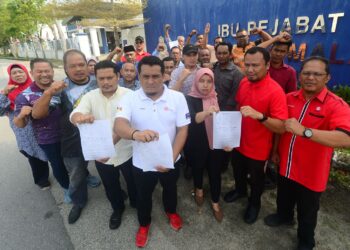 MOHD. FAKHRUL AKHMAL Mohamed (tengah) mengetuai Pergerakan Pemuda UMNO Bahagian Pekan membuat laporan polis di Balai Polis Pekan di Pekan, Pahang bagi menggesa mana-mana pihak untuk mengesahkan tentang dokumen yang tular di media sosial didakwa 'Memo Dalaman' daripada AGC. - FOTO/SHAIKH AHMAD RAZIF