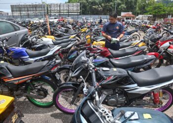 SEBAHAGIAN daripada motosikal peserta Himpunan RXZ Members yang disita atas pelbagai kesalahan di Kuala Terengganu, hari ini.- UTUSAN/PUQTRA HAIRRY ROSLI