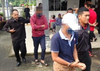 PENJAWAT awam (dua, kanan) dan pemilik syarikat (dua, kiri) yang disyaki terlibat kes rasuah dibawa ke Majistret Kemaman, hari ini. - UTUSAN/NIK NUR IZZATUL HAZWANI NIK ADNAN