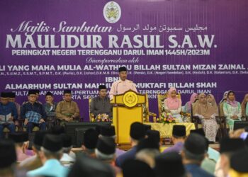 SULTAN Mizan Zainal Abidin bertitah ketika merasmikan Sambutan Maulidur Rasul peringkat negeri Terengganu di Stadium Tertutup Gong Badak, Kuala Nerus, hari ini. - UTUSAN/PUQTRA HAIRRY ROSLI