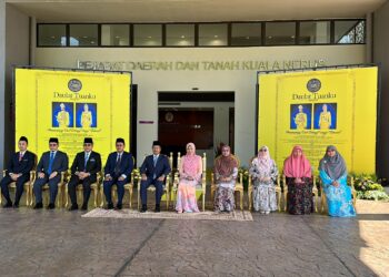 SULTAN Mizan Zainal Abidin (lima dari kiri) dan Sultanah Nur Zahirah (lima dari kanan) bergambar kenangan selepas majlis perasmian Kompleks Pentadbiran Bandar Al Wathiqu Billah, Kuala Nerus, hari ini. - UTUSAN/KAMALIZA KAMARUDDIN