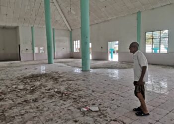 Ismail Mat  menunjukkan keadaan dalam Masjid Nur Sa’adah yang terbengkalai kerja baik pulih di  Kampung Sungai Ranggam, Mukim Kota Setia dekat Pasir Salak, Perak - UTUSAN/AIN SAFRE BIDIN