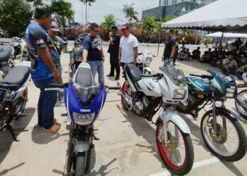 MAZLI Mazlan (tiga dari kiri) memeriksa sebahagian motosikal yang disita di Kuala Terengganu, hari ini. - UTUSAN/PUQTRA HAIRRY ROSLI