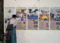 PENGUNJUNG tertarik melihat pameran sejarah 60 Tahun Lembaga Tabung Haji pada Majlis Pelancaran Sambutan Ulang Tahun Ke-60 lembaga tersebut di Menara TH Tun Razak, Kuala Lumpur, semalam. - UTUSAN SHIDDIEQIIN ZON