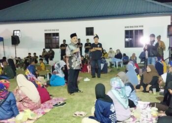 TAJUDDIN Abdul Rahman berucap pada Himpunan Melayu Bangkit 2.0 di pekarangan kediamannya Kampung Gajah semalam. - UTUSAN/AIN SAFRE BIDIN