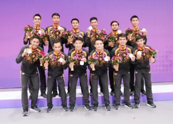 PEMAIN Malaysia meraikan kejayaan memenangi pingat perak sepak takraw berpasukan pada Sukan Asia di Hangzhou semalam.
