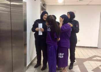 DUA wanita yang disyaki menampar rakan mereka hingga patah gigi dibawa ke Mahkamah Majistret Kuala Terengganu, semalam. 