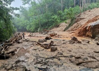 KEADAAN tanah runtuh di Jalan Sumpitan-Lenggong menyebabkan laluan itu ditutup kepada semua kenderaan hari ini. - UTUSAN