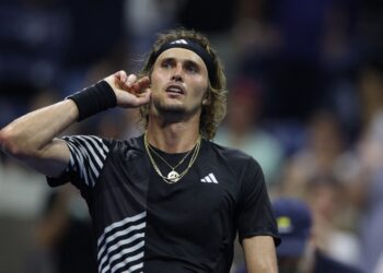 REAKSI pemain Jerman, Alexander Zverev ketika menentang Jannik Sinner dari Itali pada pusingan keempat Terbuka AS di New York hari ini. - AFP