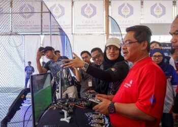 Mustapha Sakmud mengunjungi salah satu gerai pameran pada Karnival TVET Madani Jom Pilih Kemahiran Zon Tengah di CIAST Seksyen 19 Shah Alam, semalam. - UTUSAN/SHIDDIEQIIN ZON