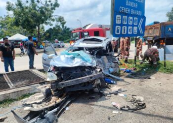 KEADAAN kereta yang dinaiki lima individu remuk selepas terlibat dalam kemalangan  di Kilometer 154, Jalan Jerangau-Jabor dekat persimpangan Cheneh-Mak Lagam, Kemaman, petang tadi. - UTUSAN/ NIK NUR IZZATUL HAZWANI NIK ADNAN