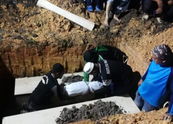 JENAZAH  tiga sekeluarga yang maut dalam kemalangan dikebumikan dalam satu liang lahad di Tanah Perkuburan Islam Kampung Jabur Kubur, Kemaman, awal pagi tadi. - UTUSAN/NIK NUR IZZATUL HAZWANI NIK ADNAN
