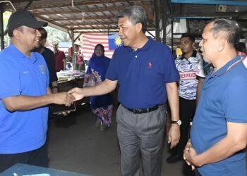MOHAMAD Hasan (tengah) bertemu Rozilan Salleh (kiri) dan Razak Daud (kanan) di Felda Kemasul, Pelangai di Bentong, Pahang.