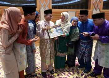 SYED Othman Syed Husin Al-Habshi bersama ahli keluarga pada Majlis Sambutan Maulidur Rasul Peringkat Kebangsaan 2023 di PICC Putrajaya. - UTUSAN/FAISOL MUSTAFA