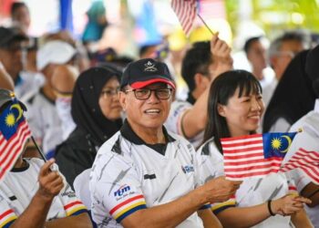 WAN ROSDY Wan Ismail (dua dari kiri) mengibarkan Jalur Gemilang sempena sambutan Hari Malaysia Peringkat Negeri Pahang di Dataran Niaga Felda Chemomoi di Pelangai, Bentong, Pahang. - FOTO/SALEHUDIN MAT RASAD