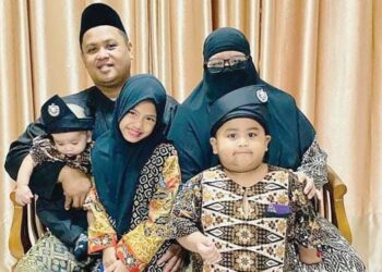 GAMBAR kenangan Ammzar Hussniah Ammir Hussein (depan, kiri) bersama arwah bapa dan dua adiknya yang maut dalam kemalangan di Kilometer 154, Jalan Jerangau-Jabor dekat persimpangan Cheneh-Mak Lagam, pada Jumaat lalu. - UTUSAN/NIK NUR IZZATUL HAZWANI NIK ADNAN