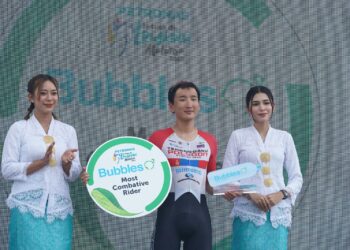 PELUMBA Pasukan Terengganu Polygon Cycling, Jambaljamts Sainbayar turut menerima anugerah ‘Most Combative Rider’ selepas tamat perlumbaan Peringkat 5 dari Karak, Pahang menuju ke Dataran Pahlawan, Melaka sejauh 174.5 km pada siri jelajah Le Tour de Langkawi (LTdL) 2023 di sini semalam.-UTUSAN/AMIR KHALID