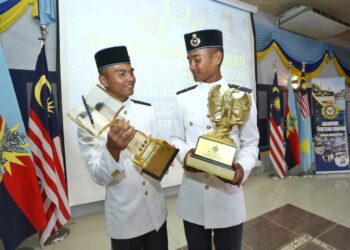 MUHAMMAD Azmin  Hakimi Mohd Adzmi (kanan) menerima Anugerah Perajurit Muda Udara Terbaik Keseluruhan dan Fradza Anak Nita menerima Anugerah Perajurit Muda Udara Akademik Terbaik Siri 66/2023 pada Perbarisan Tamat Latihan Perajurit Muda TUDM Siri 66/2023 di Akademi Tentera Udara Ipoh hari ini. - UTUSAN/MUHAMAD NAZREEN SYAH