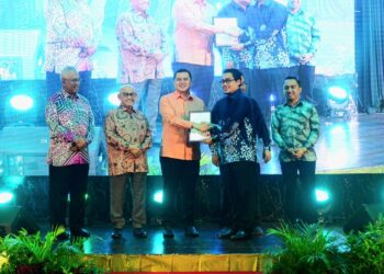 MOHAMAD NIZAR Najib (tengah) menyampaikan anugerah kepada Pengarah Kanan Penyelidikan, Jabatan Penyelidikan dan Inovasi,  Profesor Dr. Mohd. Hasbi Ab. Rahim (dua dari kanan) pada Majlis Cendekia Bitara di Hotel Grand Darul Makmur di Kuantan, Pahang. - FOTO/SHAIKH AHMAD RAZIF