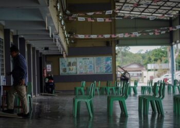 JUMLAH pengundi yang merosot pada dua PRK di Johor, Sabtu lalu adalah petanda rakyat sudah bosan dan muak dengan mainan politik pemimpin mereka. – UTUSAN/SHIDDIEQIIN ZON
