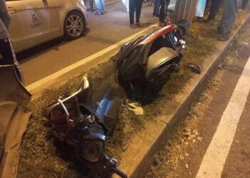 KEADAAN motosikal yang ditunggangi Nur Ainun Mardhiah Mohd. Zainuddin selepas terlibat dalam kemalangan di KM 13, Jalan Kuala Terengganu - Kuala Berang dekat pekan Bukit Payong, Marang, malam tadi. 