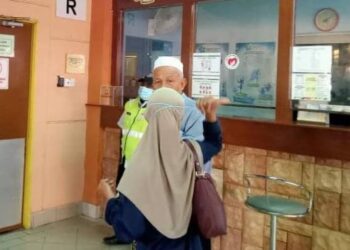 WARIS serta sanak saudara mangsa maut tiga wanita warga emas dalam kemalangan di Kilometer 167, Johor Bahru-Seremban, Segamat menanti penuh sabar di ruang legar Jabatan Forensik Hospital Segamat.