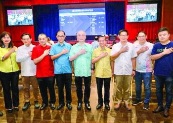 Wee Ka Siong bersama kepemimpinan baharu MCA selepas pemilihan parti itu malam semalam.