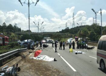 Dua maut manakala, tujuh yang lain cedera dalam kemalangan membabitkan enam buah kenderaan di Persiaran Utara, di PUtrajaya. - GAMBAR IHSAN JBPM