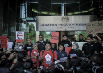 MUDA bersama PSM menyerahkan surat bantahan kepada Jabatan Peguam Negara di Jabatan Peguam Negara di Putrajaya. - UTUSAN/FAIZ ALIF ZUBIR