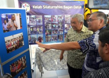 AHMAD Zahid Hamidi (kiri) melihat gambar aktiviti Malaysia Next Leaders pada majlis penutup program Malaysia Next Leaders Bagan Datuk 2023 di Dewan Dato’ Lope Hashim, Bagan Datuk hari ini. - UTUSAN/ZULFACHRI ZULKIFLI