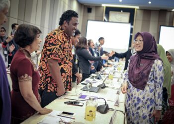 ZALIHA Mustafa beramah mesra dengan peserta Bengkel Electronic Smoking Device (ESD) di Putrajaya. - UTUSAN/FAIZ ALIF ZUBIR