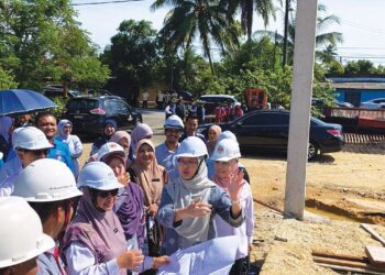 DR. Zaliha Mustafa (dua dari kiri) ketika melawat projek menaik taraf Klinik Desa Manir, Terengganu baru-baru ini.
