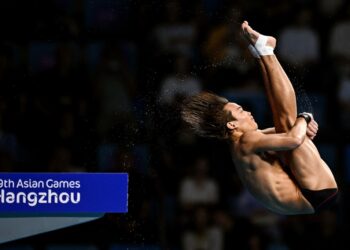 Bertrand Rhodict Anak-Lises beraksi dalam acara akhir 10 meter platform di Sukan Asia Hangzhou 2023. (FOTO: AFP)