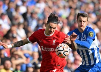 Penyerang Liverpool, Darwin Nunez cuba melepas kawalan ketat pemain Brighton dalam aksi yang berkesudahan 2-2 di Stadium Falmer sebentar tadi. (FOTO: AFP)