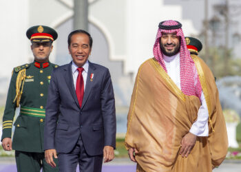PUTERA Mohammed bin Salman berjalan beriringan dengan Presiden Indonesia, Joko Widodo di Riyah, Arab Saudi. - AFP