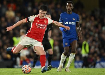 Pemain Arsenal, Declan Rice melakukan rembatan kencang dari jarak jauh untuk gol pertama Gunners ketika seri 2-2 menentang Chelsea di Stamford Bridge semalam. (FOTO: AFP)