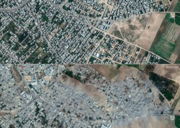 Gambar satelit  kawasan Beit Hanoun di Semenanjung Gaza yang dirakam sebelum perang 1 Mei dan ketika perang pada 21 Oktober lalu. - AFP