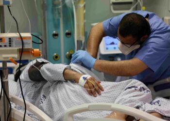 JURURAWAT merawat pesakit di Hospital Persahabatan Turkiye-Palestin di Gaza City. - AFP